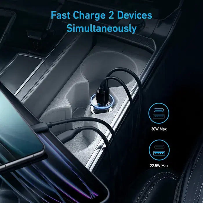 Cargador para auto Anker 323 rápido con puertos USB-C y USB-A en color negro, 52.5W, conectado a un vehículo.