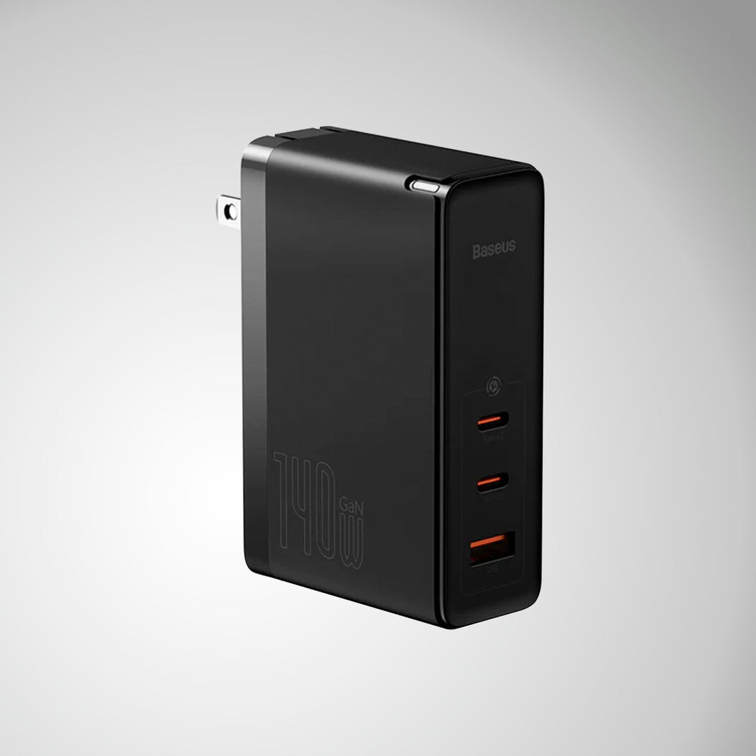 Cargador rápido Baseus GaN Pro de 3 puertos y 140W, cargador de teléfonos y dispositivos electrónicos, con diseño compacto.