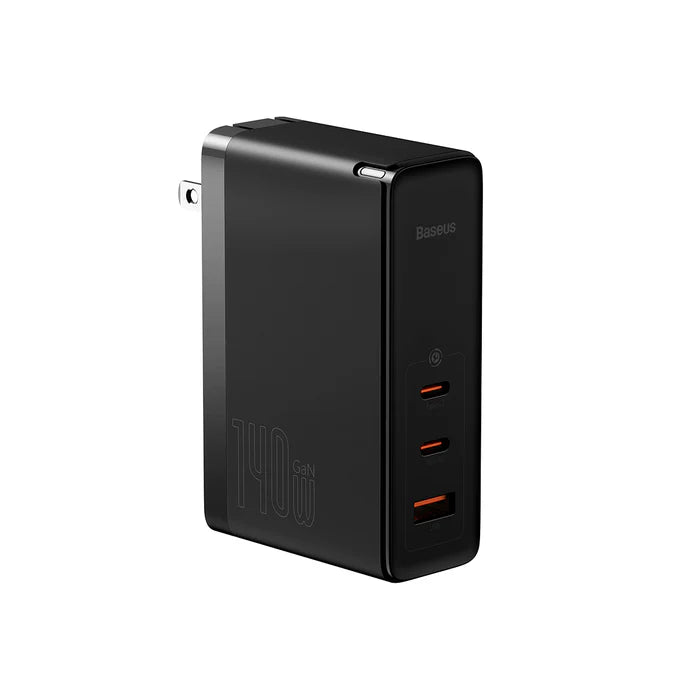Cargador rápido Baseus GaN Pro de 3 puertos y 140W, cargador USB Type-C y USB-A para carga rápida y eficiente.