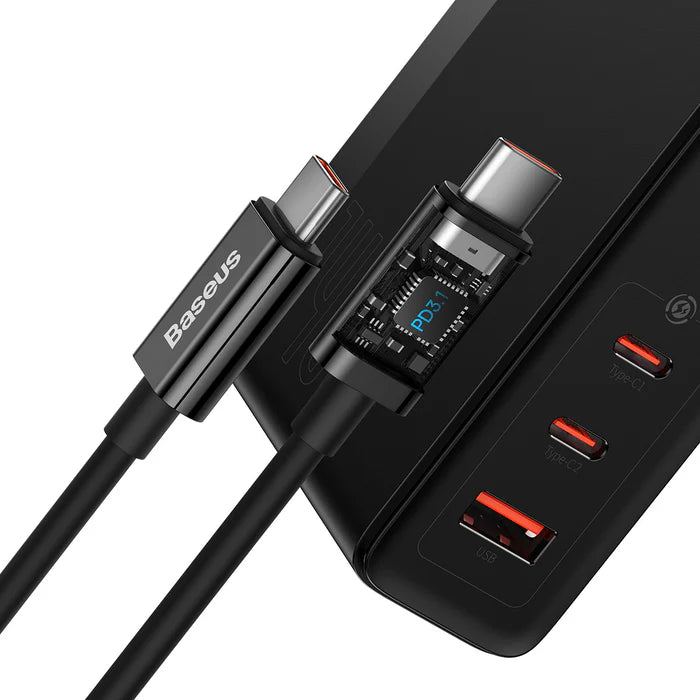 Cargador rápido Baseus GaN Pro de 3 puertos y 140W, con diseño compacto y puertos USB-C y USB-A para carga eficiente.