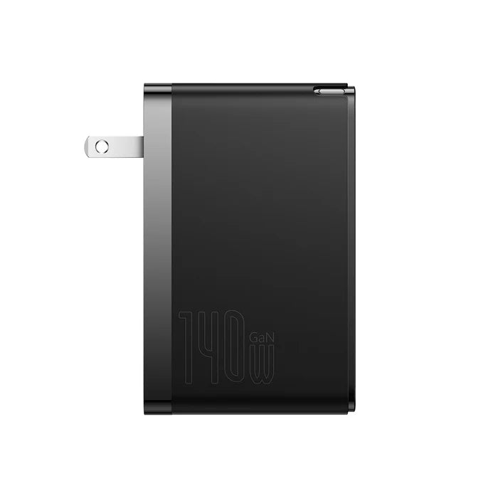Cargador rápido Baseus GaN Pro con 3 puertos y potencia de 140W, diseñado para cargar dispositivos electrónicos rápidamente.