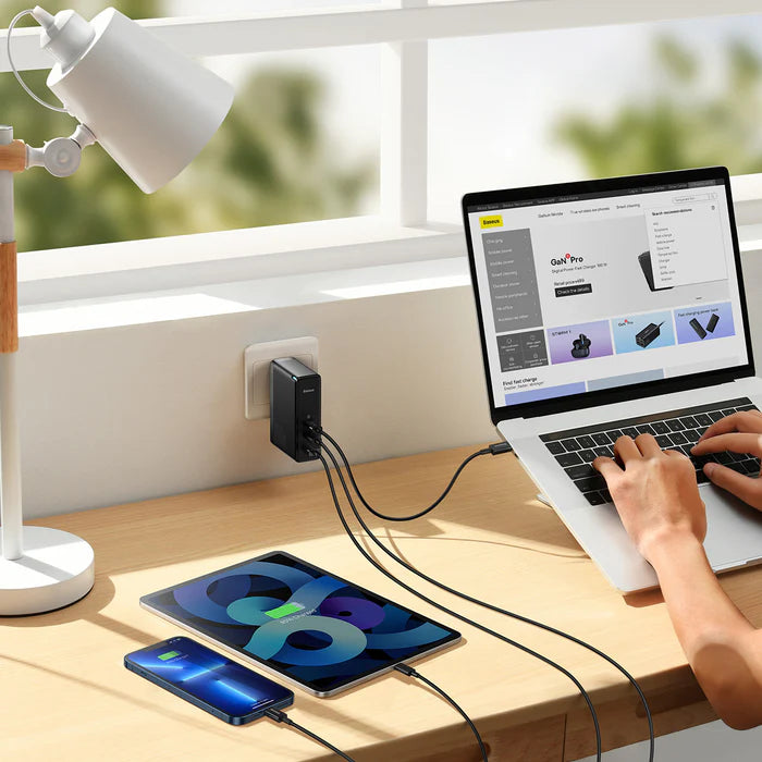 Cargador rápido Baseus GaN Pro de 3 puertos y 140W, cargador USB-C con diseño compacto y tecnología de carga rápida.