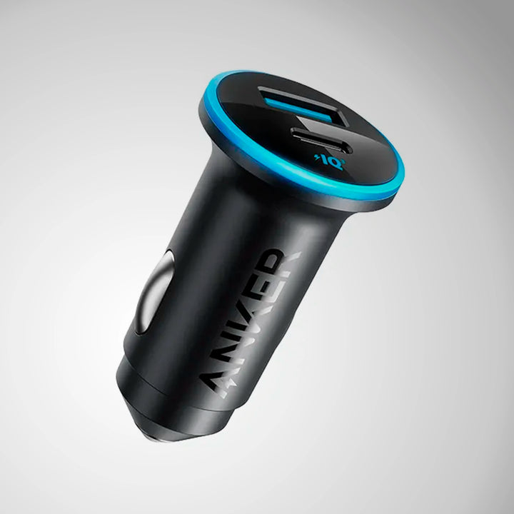 Cargador para auto Anker 323 con puertos USB-C y USB-A de 52.5W en color negro para carga rápida en vehículo.