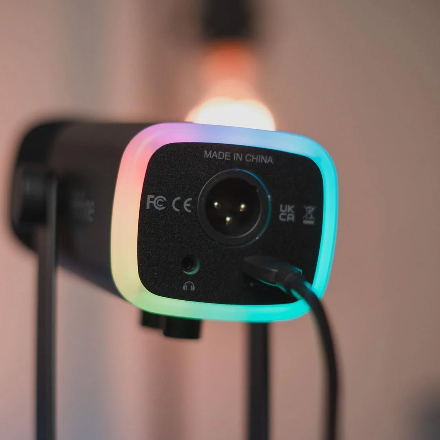 Micrófono dinámico FIFINE AM8 WHITE con RGB Touch-mute, Controles de E/S, Monitoreo en Vivo para Streaming - Achorao