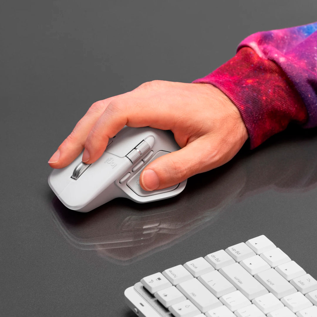 Ratón inalámbrico Logitech MX Master 4 para oficina en color blanco con receptor y conexión Bluetooth.
