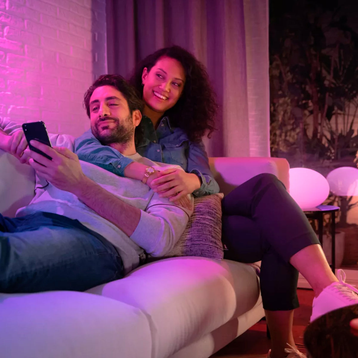 Foco inteligente Philips Hue WCA GU10 de 4.2 W con luz blanca White ambiance en una lámpara de techo, iluminación moderna y eficiente