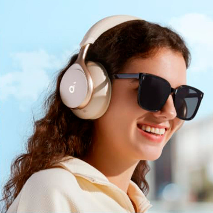 Audífonos inalámbricos Soundcore Space One en color crema, con diseño elegante y controles táctiles visibles.