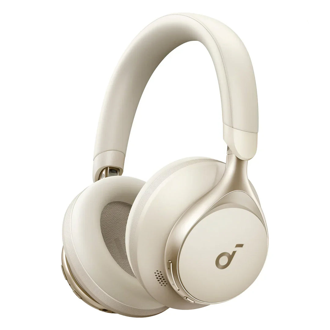 Audífonos inalámbricos Soundcore Space One en color crema, con diseño moderno y auriculares sobre la mesa.