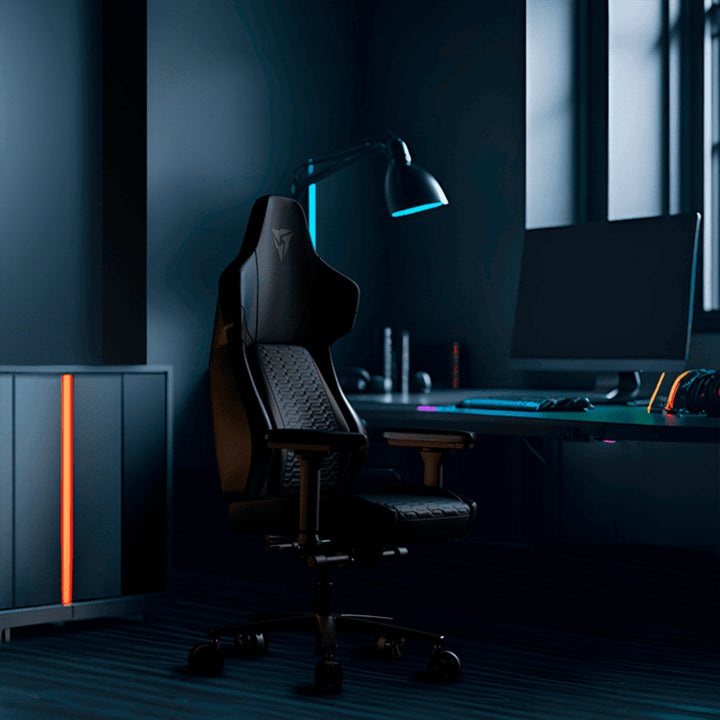 Silla gamer ThunderX3 Core Racer negra con diseño ergonómico y soporte lumbar, ideal para largas sesiones de juego.