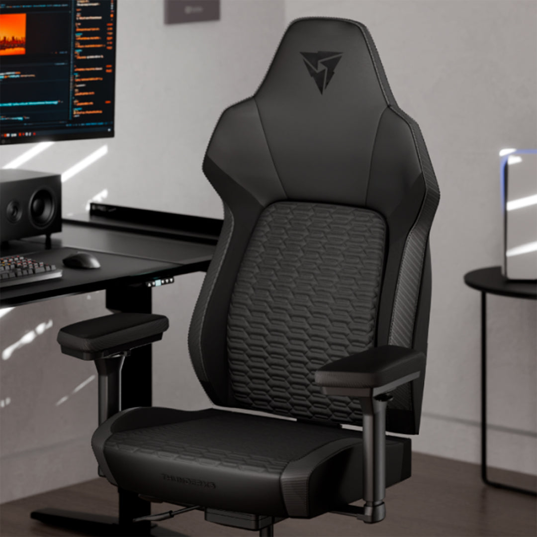 Silla gamer ThunderX3 CORE SMART negra con diseño moderno y ergonómico, ideal para largas sesiones de juego.